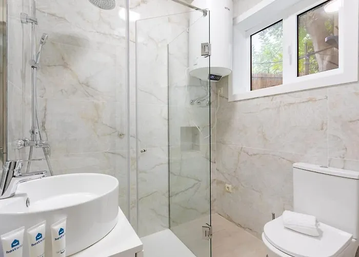 Authentic Retreat By Hostwise Holiday home *